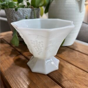 Vintage Anchor Hawking grapes vines White Milk Glass‎ Pedestal Bowl